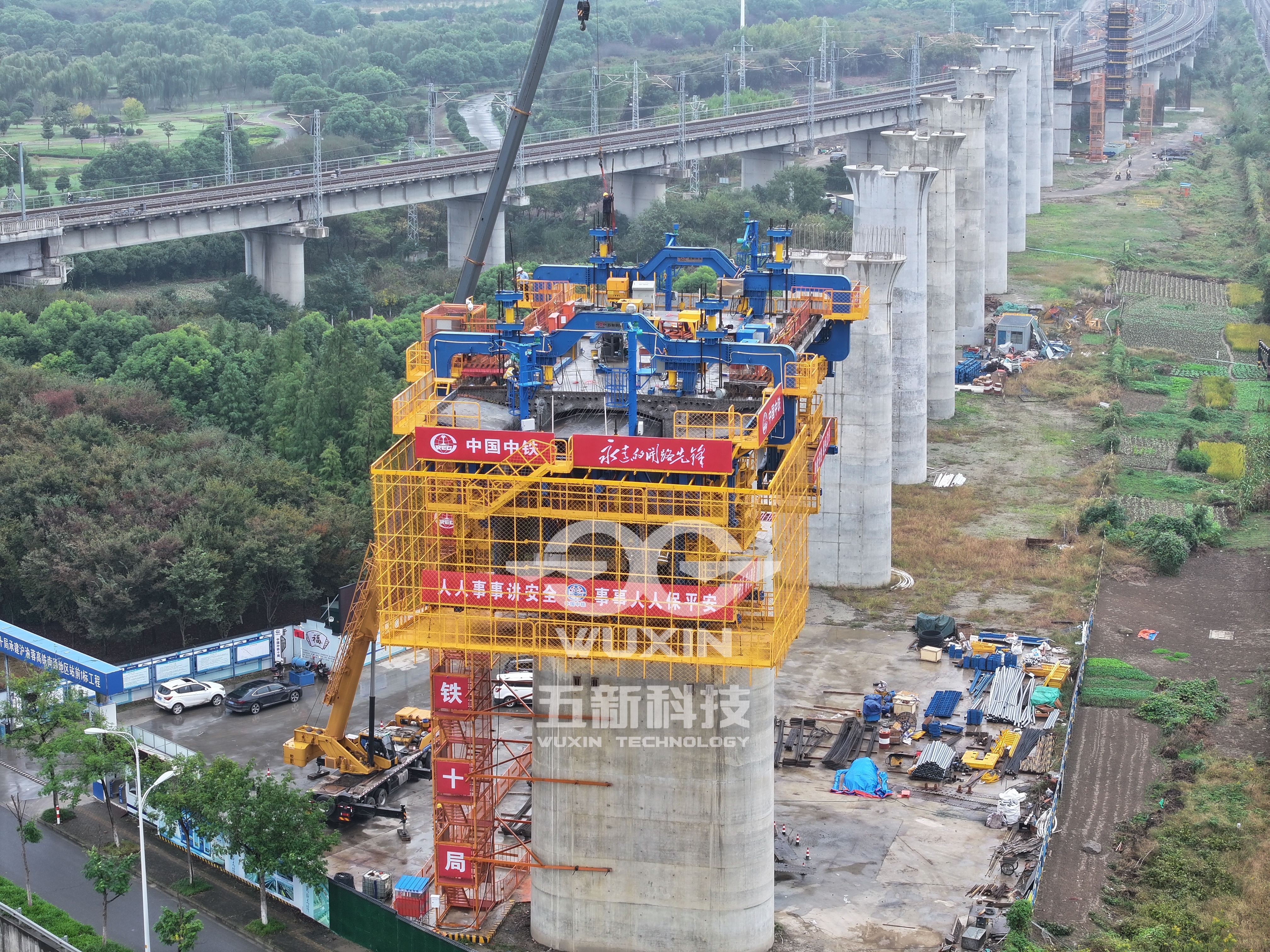 中鐵十局-滬渝蓉高鐵南通樞紐跨鹽通動(dòng)走線特大橋智能懸臂造橋機(jī)1.jpg