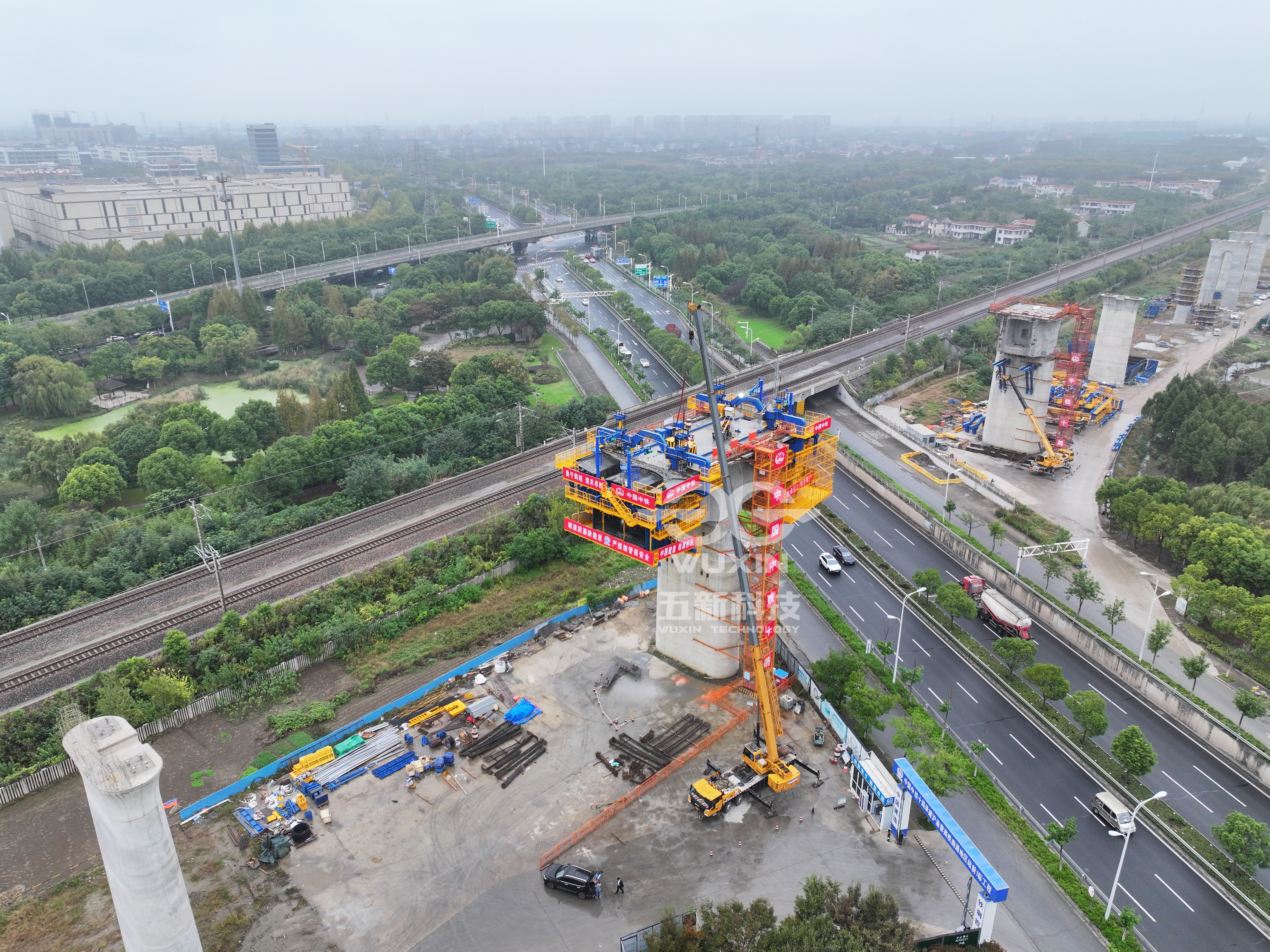 中鐵十局-滬渝蓉高鐵南通樞紐跨鹽通動(dòng)走線特大橋智能懸臂造橋機(jī)2.jpg