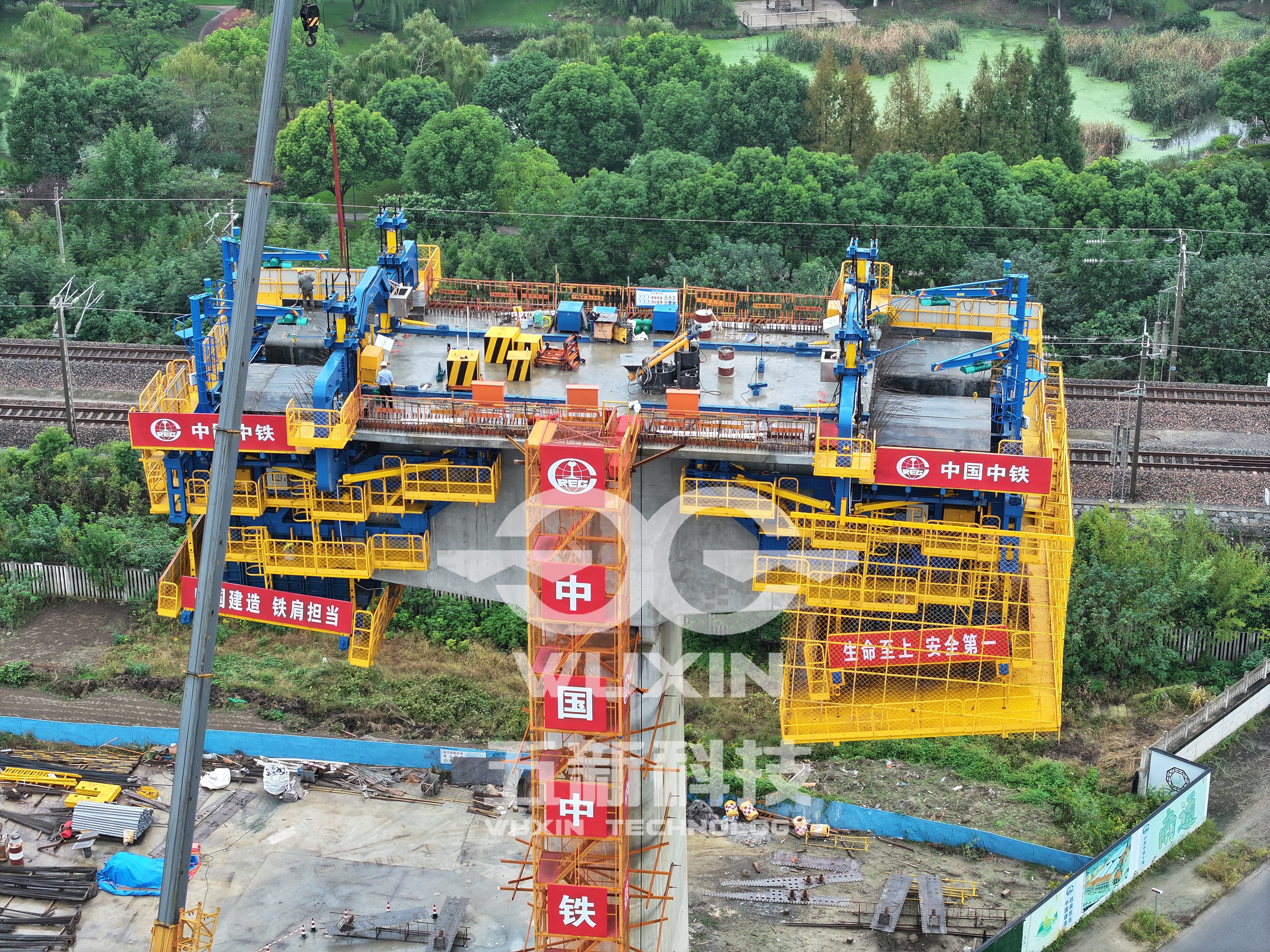 中鐵十局-滬渝蓉高鐵南通樞紐跨鹽通動(dòng)走線特大橋智能懸臂造橋機(jī)5.jpg