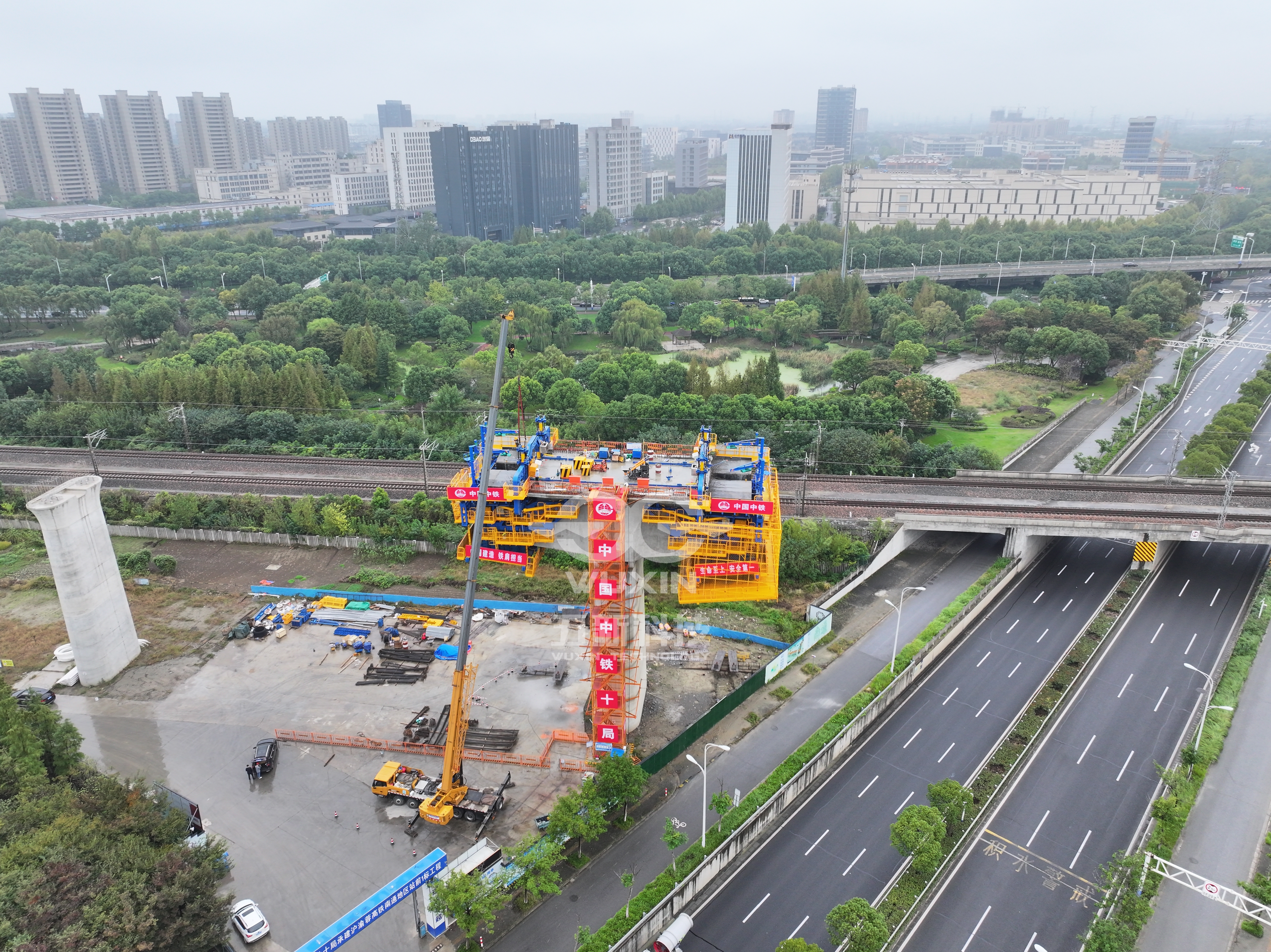 中鐵十局-滬渝蓉高鐵南通樞紐跨鹽通動(dòng)走線特大橋智能懸臂造橋機(jī)4.jpg